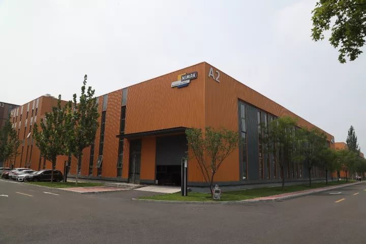 这只“百变金刚”服务奔驰大众，焊出中国八成高端车｜产业好声音