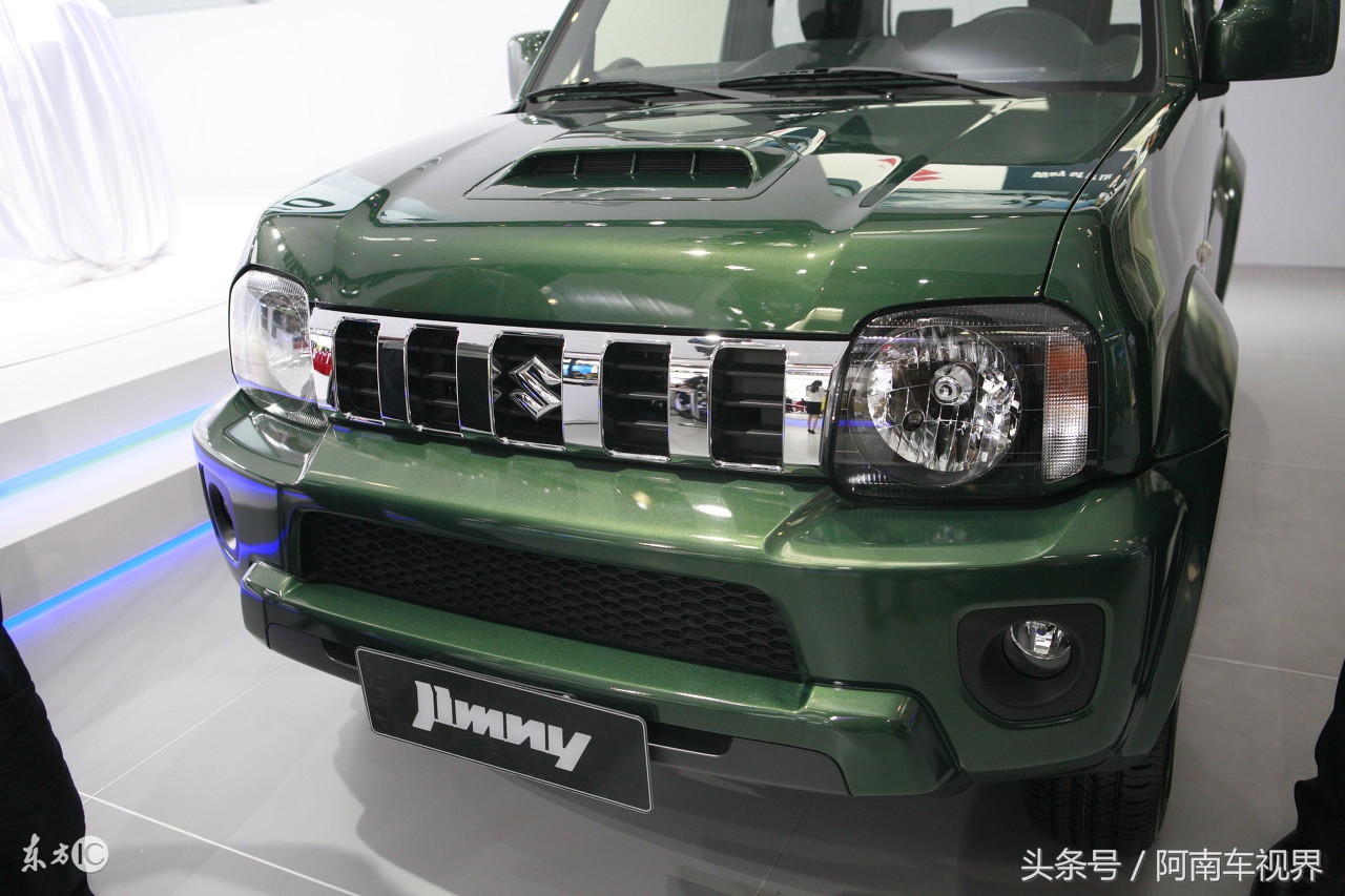 最新款铃木吉姆尼提车,土豪家里有几辆车