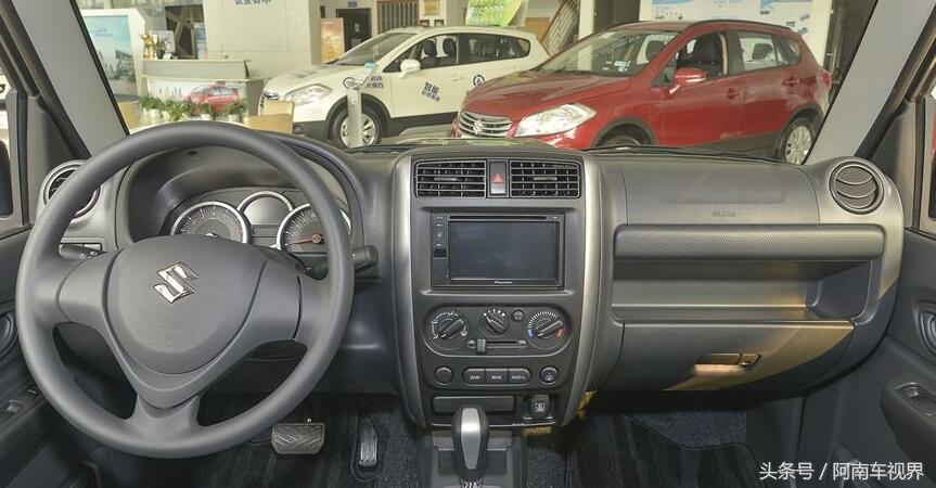 最新款铃木吉姆尼提车,土豪家里有几辆车