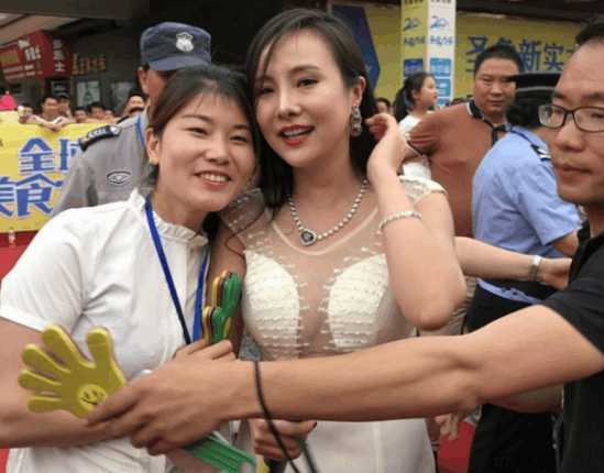 干露露再次复出捞金,浓妆艳抹出席活动,网友:腹部隆起怀孕了?