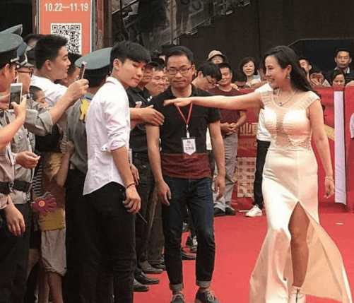 干露露再次复出捞金,浓妆艳抹出席活动,网友:腹部隆起怀孕了?