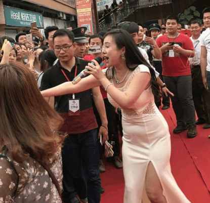 干露露再次复出捞金,浓妆艳抹出席活动,网友:腹部隆起怀孕了?