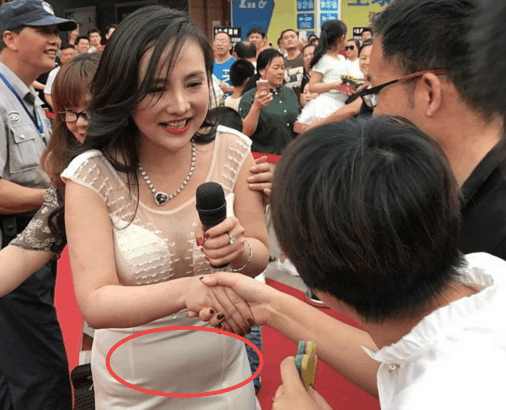 干露露再次复出捞金,浓妆艳抹出席活动,网友:腹部隆起怀孕了?