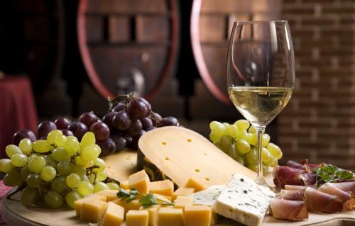 怀孕早期是否可以适当少喝红酒 (怀孕八个月可以喝一杯红酒吗)