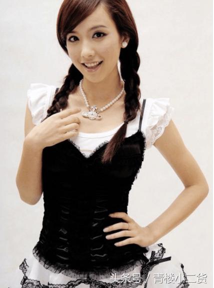 年轻女主持人在60岁老演员面前梨花带雨，网友：装傻卖萌要不得！