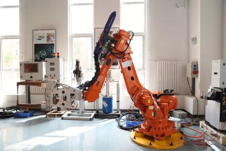 这只“百变金刚”服务奔驰大众，焊出中国八成高端车｜产业好声音