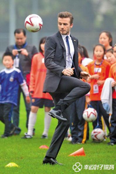 踢球都必须有的一双球鞋,踢足球穿一双袜还是两双袜好