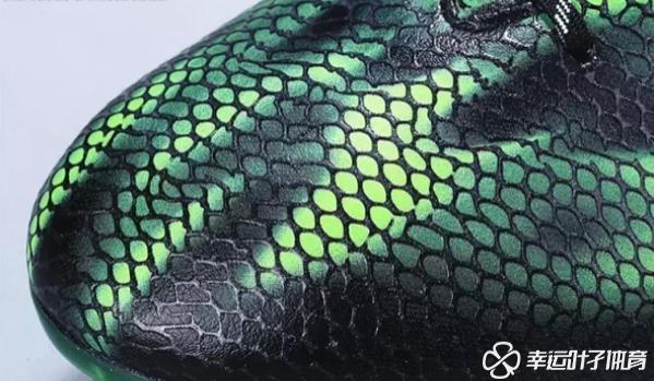 踢球都必须有的一双球鞋,踢足球穿一双袜还是两双袜好