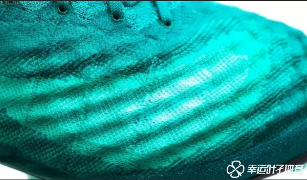 踢球都必须有的一双球鞋,踢足球穿一双袜还是两双袜好