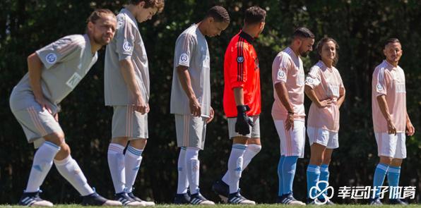 踢球都必须有的一双球鞋,踢足球穿一双袜还是两双袜好