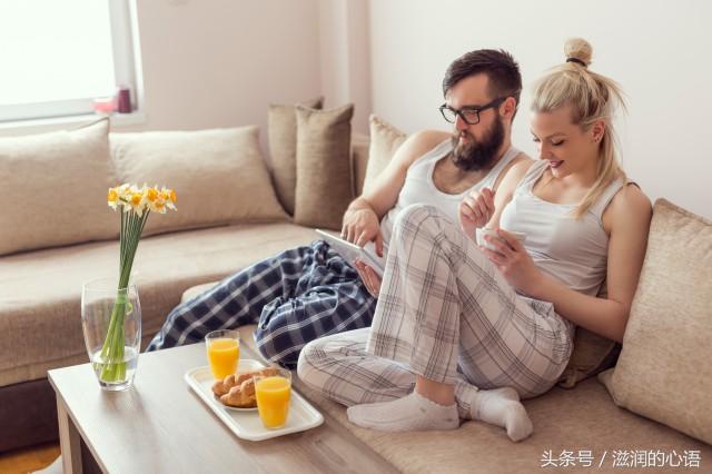 让男人越来越爱你的七个迹象,十个让男人心动的动作