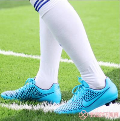 踢球都必须有的一双球鞋,踢足球穿一双袜还是两双袜好