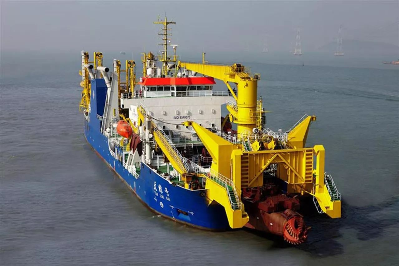 “天鲲”挖泥有多牛？削岩如泥1小时在足球场堆层楼