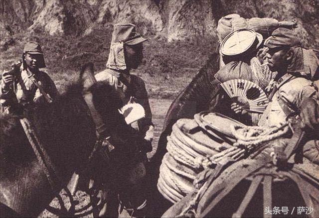 为什么日本鬼子帽上有两个布帘,日本鬼子帽子为啥戴两片布