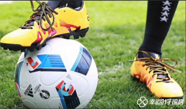 踢球都必须有的一双球鞋,踢足球穿一双袜还是两双袜好