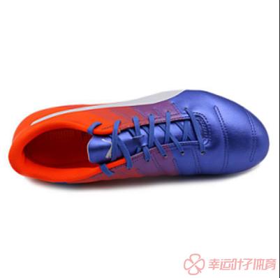 踢球都必须有的一双球鞋,踢足球穿一双袜还是两双袜好