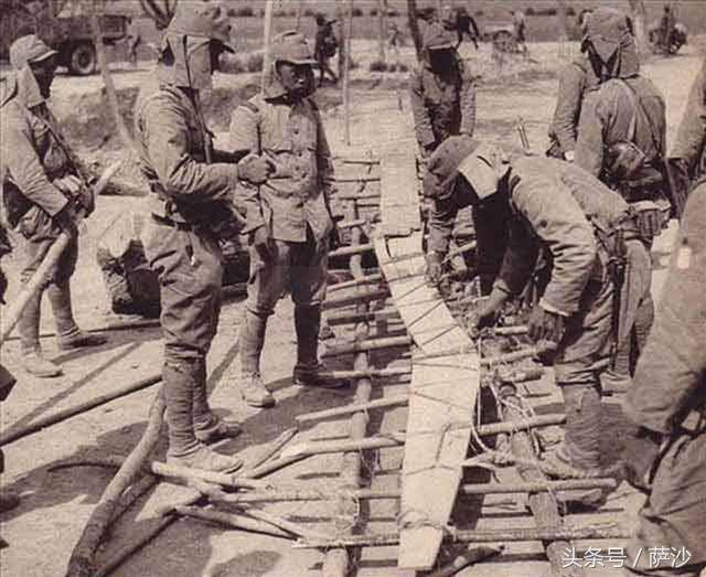 为什么日本鬼子帽上有两个布帘,日本鬼子帽子为啥戴两片布