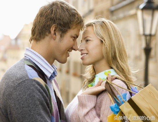让男人越来越爱你的七个迹象,十个让男人心动的动作