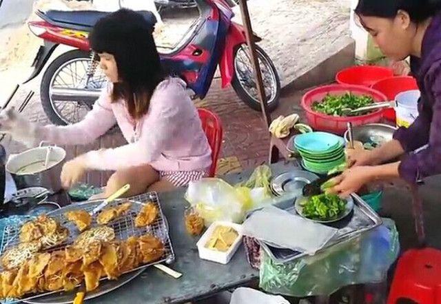 农村母女摆摊，卖这种“大勺子美食”一天卖上百勺，年入十多万