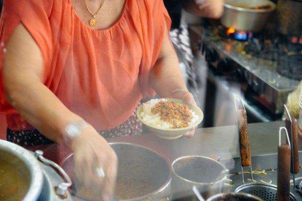 开在菜市场里的小吃店,50年来生意火爆,连食尚玩家都推荐