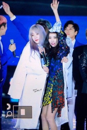 善美冷到嘴唇发紫EXID哈妮「一把抱住」帮保暖！男友力爆发