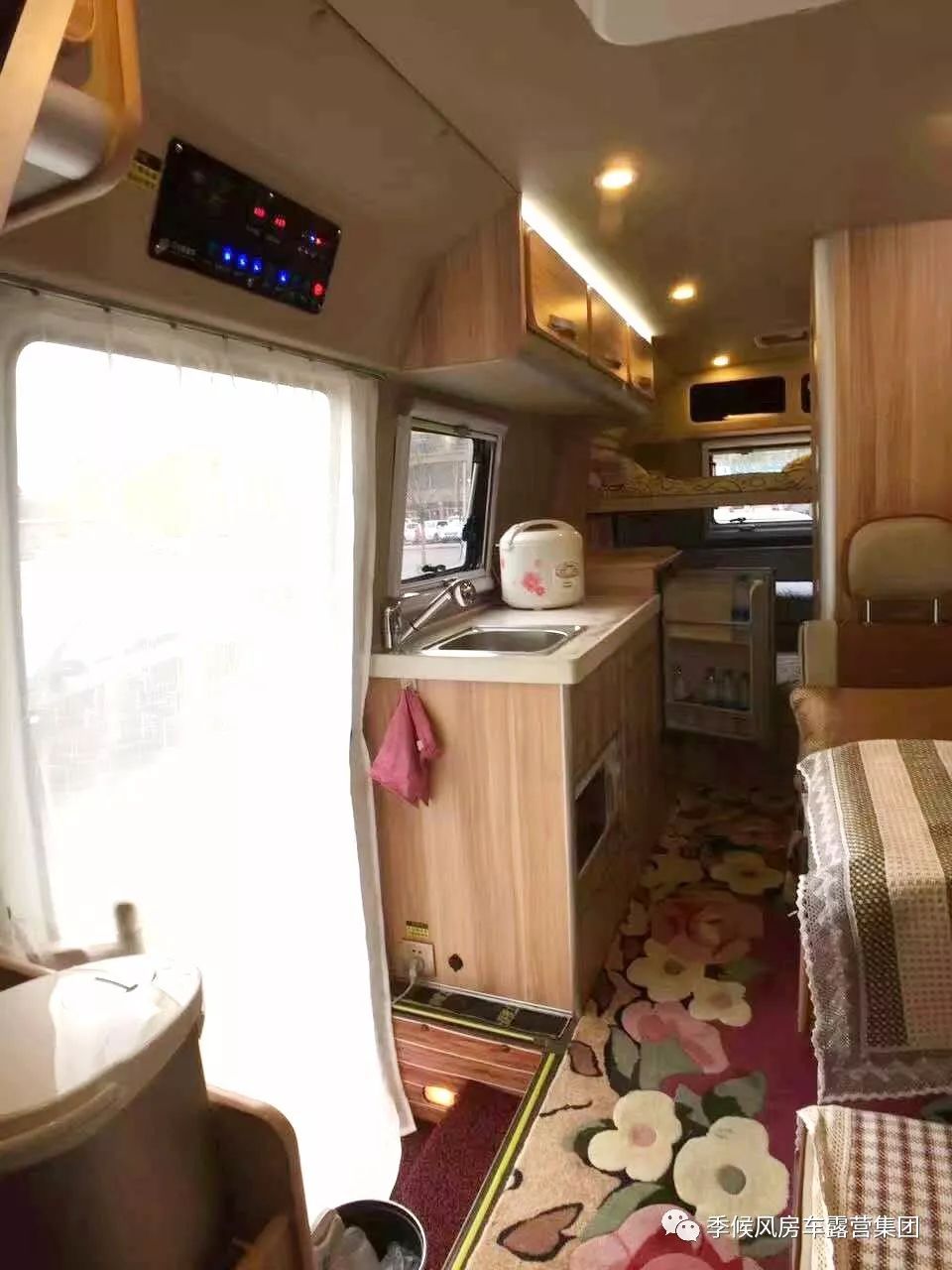 二手车置换戳开有惊喜！你见过拥有上下床的考斯特房车吗？