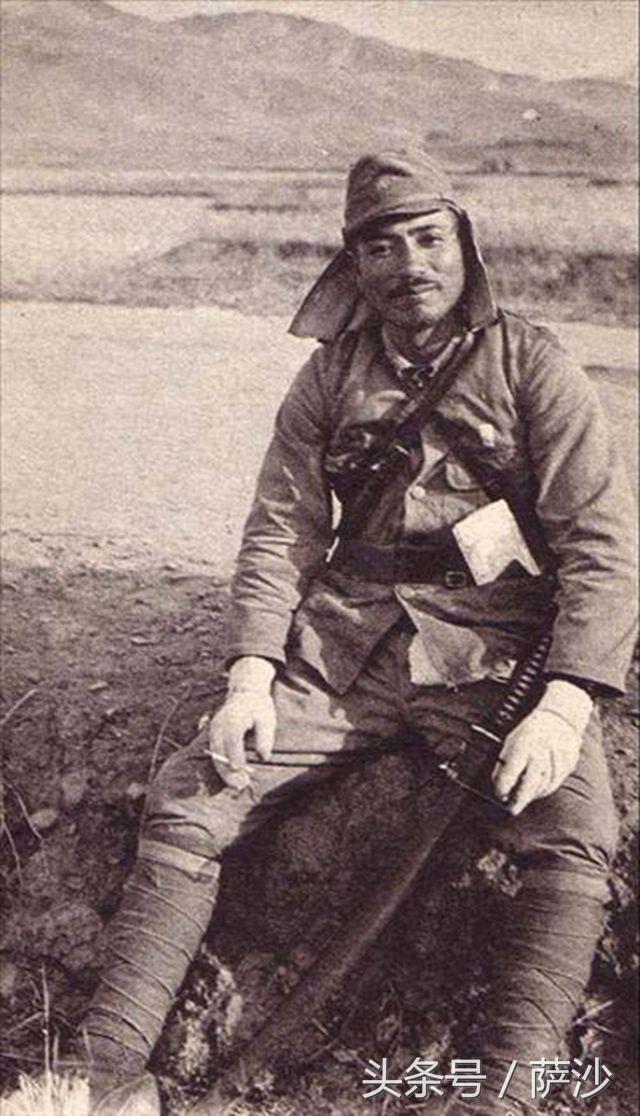 为什么日本鬼子帽上有两个布帘,日本鬼子帽子为啥戴两片布