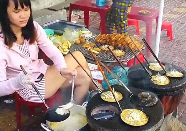 农村母女摆摊，卖这种“大勺子美食”一天卖上百勺，年入十多万