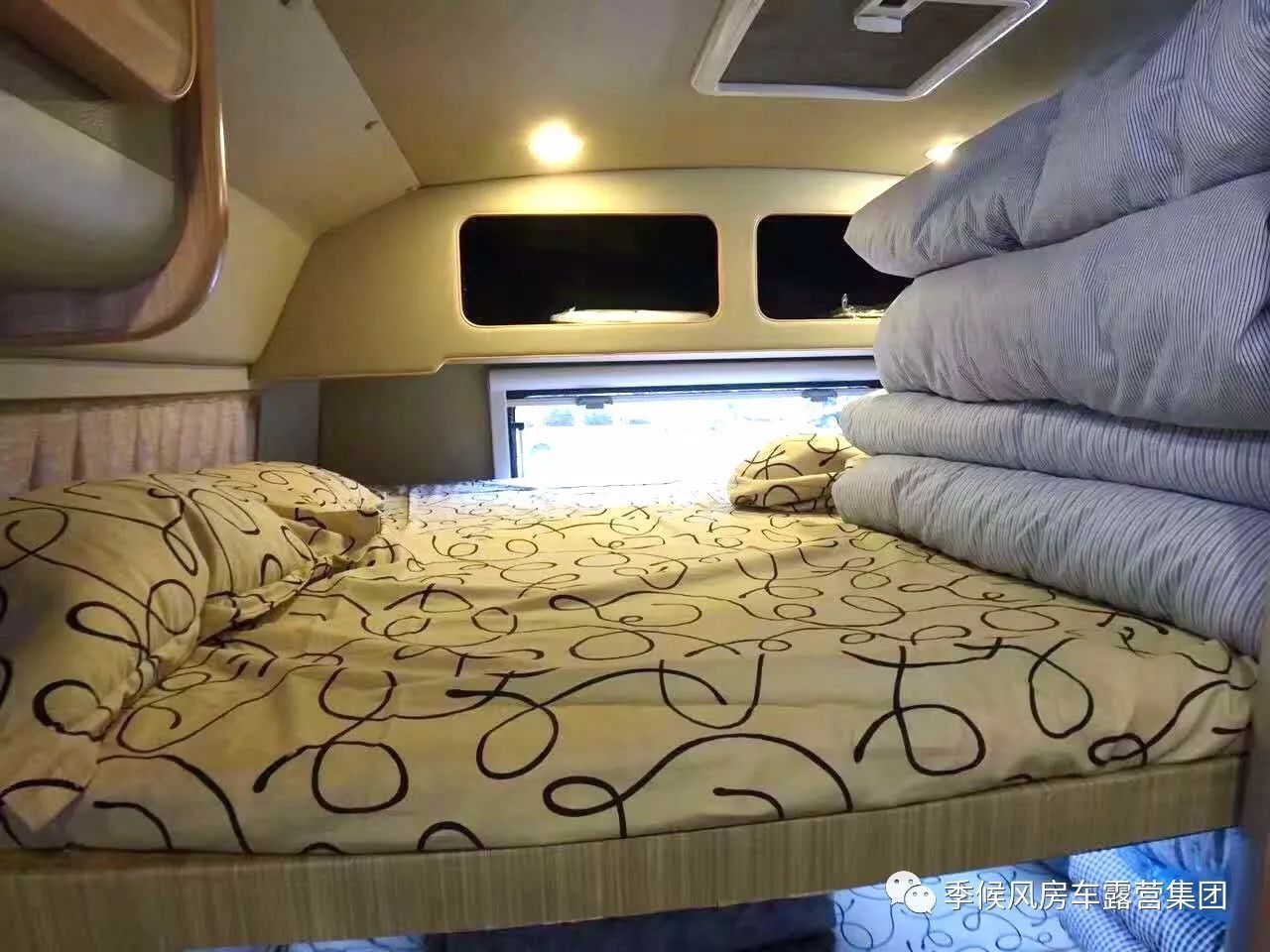 二手车置换戳开有惊喜！你见过拥有上下床的考斯特房车吗？