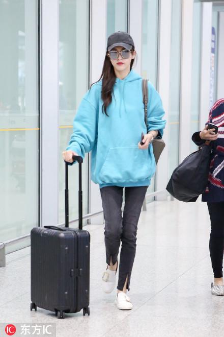 唐嫣机场西装,唐嫣雅莹卫衣