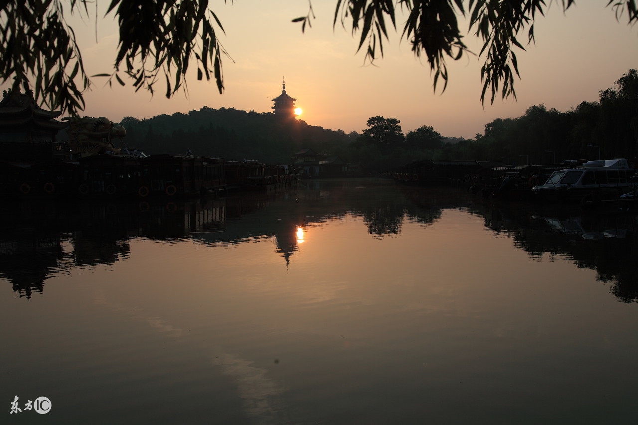 真正的快乐，不是狂喜，亦不是苦痛，它是细水长流，碧海无波