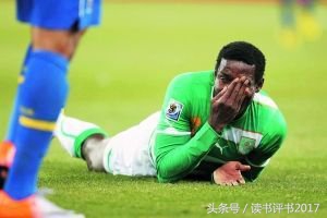 足球怎么判定假摔,足球比赛为什么那么多假摔