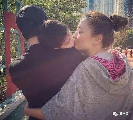 应采儿jasper为陈小春应援 (jasper看应采儿亲陈小春的眼神)