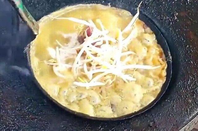 农村母女摆摊，卖这种“大勺子美食”一天卖上百勺，年入十多万