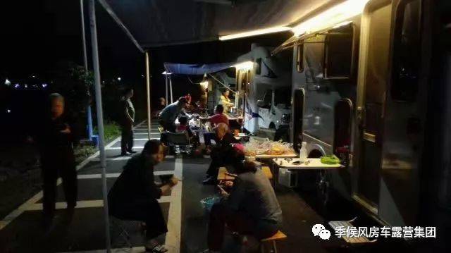 二手车置换戳开有惊喜！你见过拥有上下床的考斯特房车吗？