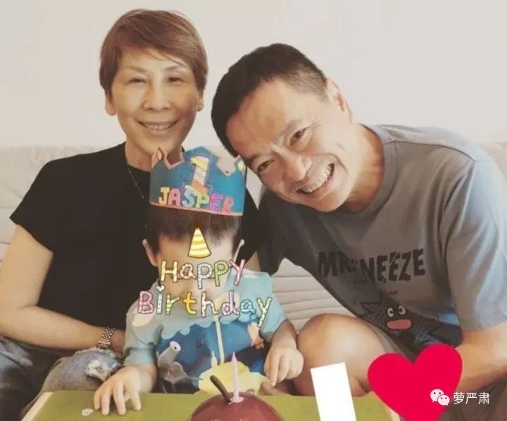 应采儿jasper为陈小春应援 (jasper看应采儿亲陈小春的眼神)