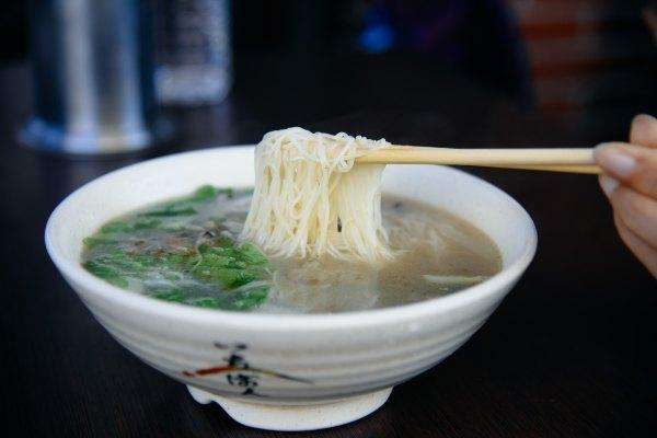 开在菜市场里的小吃店,50年来生意火爆,连食尚玩家都推荐