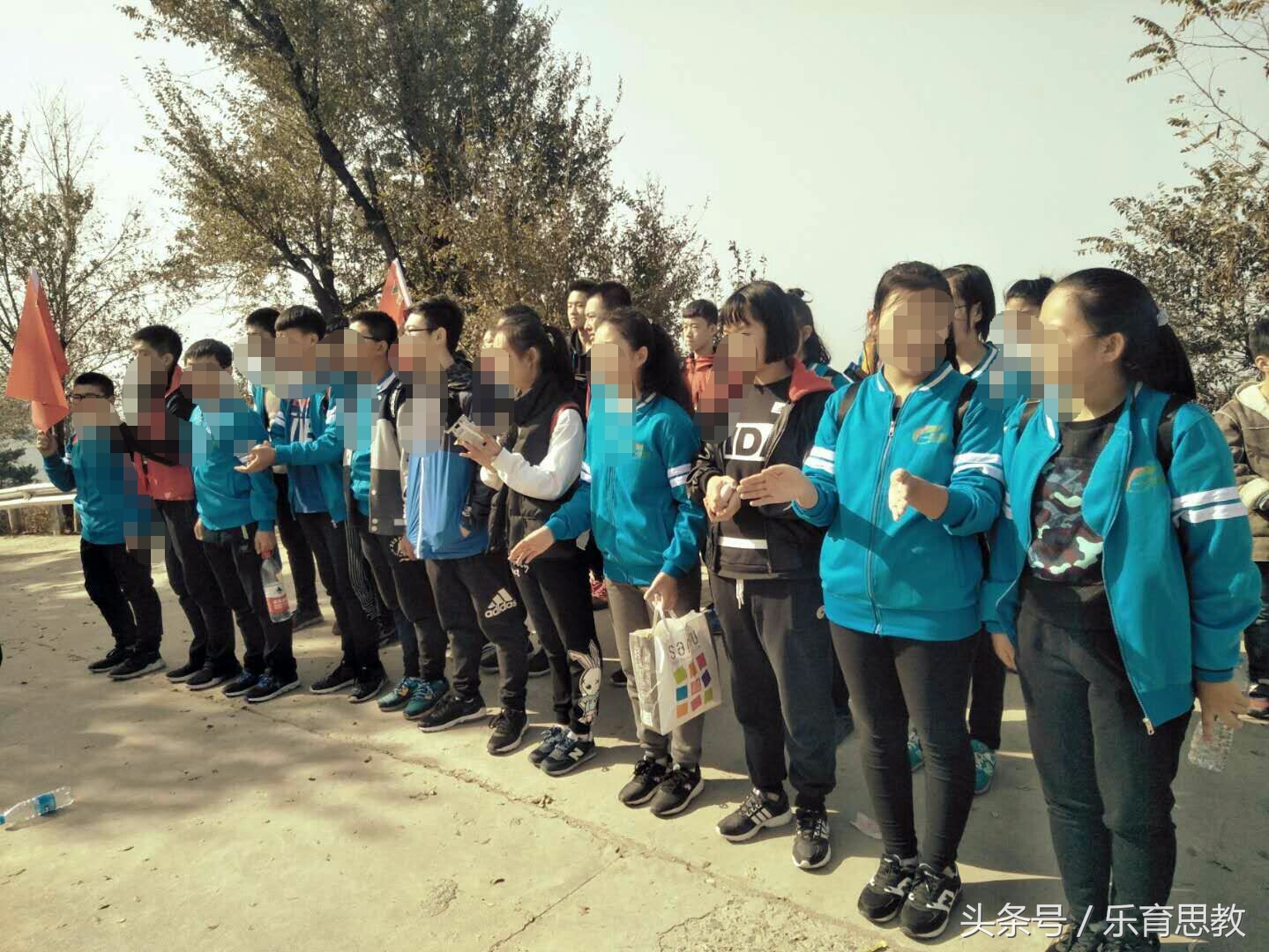 “奇葩”班主任在家长群里发牢骚,家长们纷纷点赞