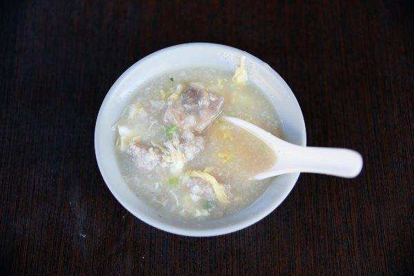 开在菜市场里的小吃店,50年来生意火爆,连食尚玩家都推荐