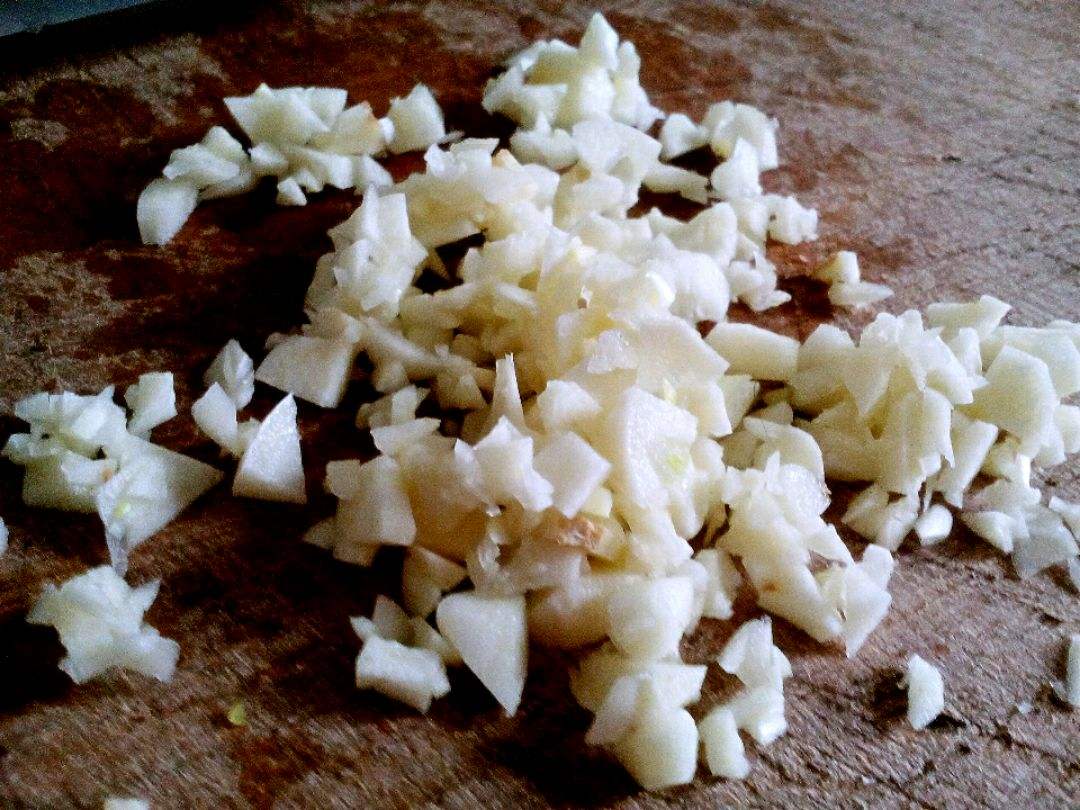 老风湿、颈椎病，用一颗大蒜就能治，用一个好一个