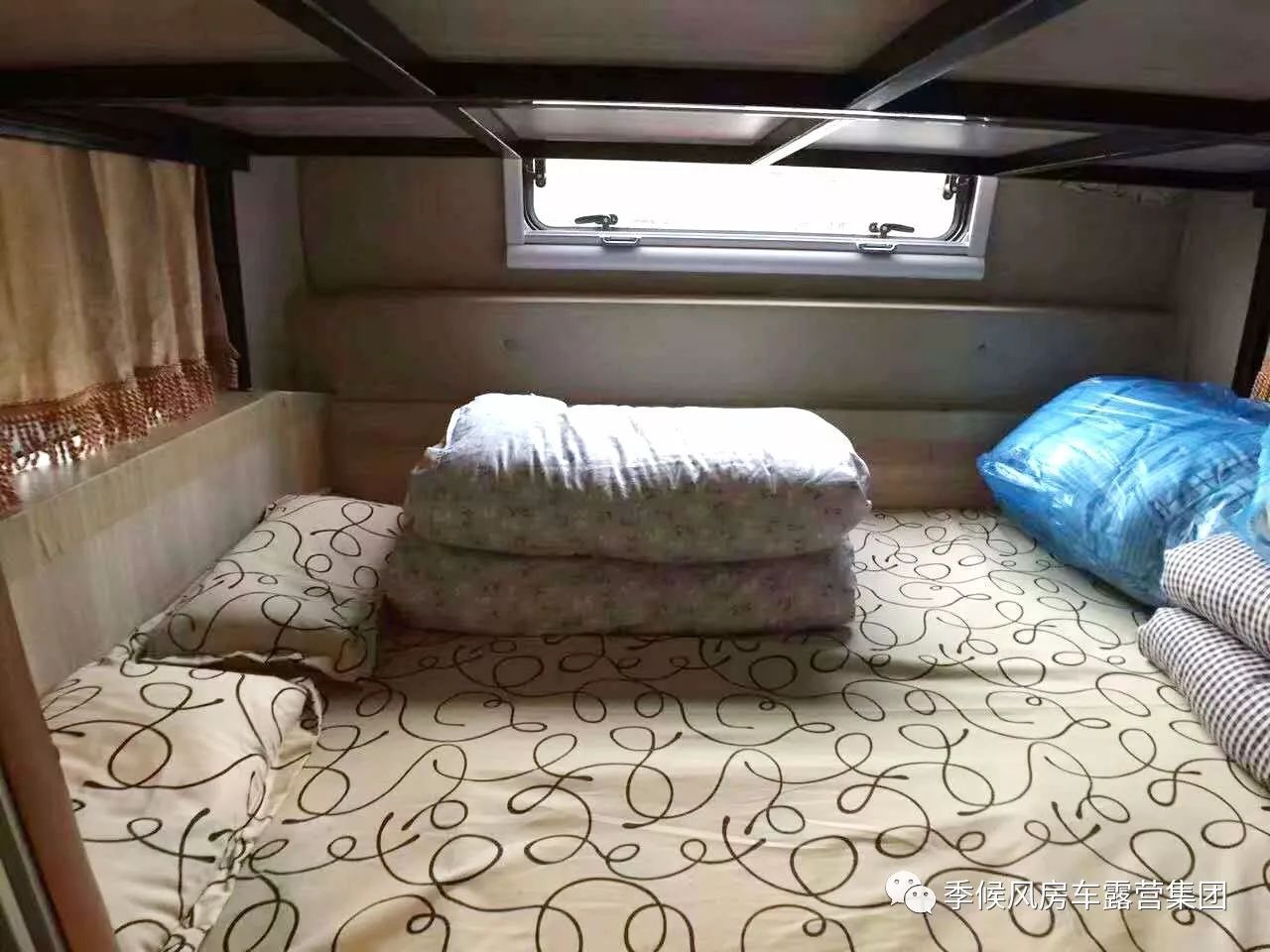 二手车置换戳开有惊喜！你见过拥有上下床的考斯特房车吗？