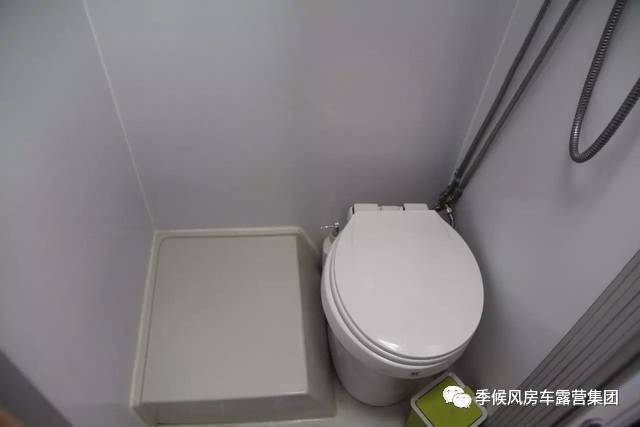 二手车置换戳开有惊喜！你见过拥有上下床的考斯特房车吗？