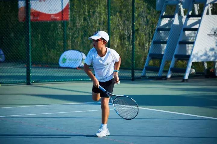 孩子打网球促进发育,打网球对小孩好不好