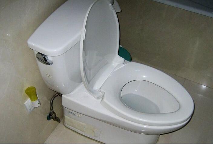 万万没想到，马桶堵了用开水就能通？看完老师傅的操作我信了！