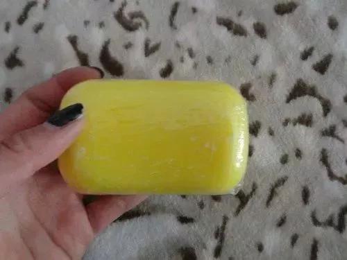 23岁女孩得红疹,女孩身体起红疹水泡