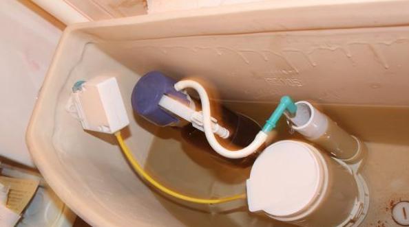 马桶堵住了冲不走水往上溢怎么办,马桶堵了楼下邻居不让修怎么办