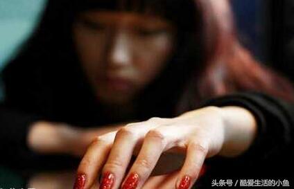 小拇指和无名指手指发麻什么原因,睡觉醒后左手手指发麻是什么原因