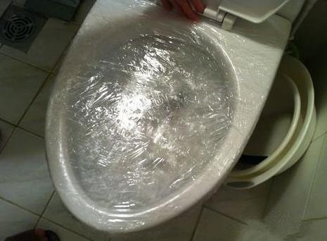 马桶堵住了冲不走水往上溢怎么办,马桶堵了楼下邻居不让修怎么办