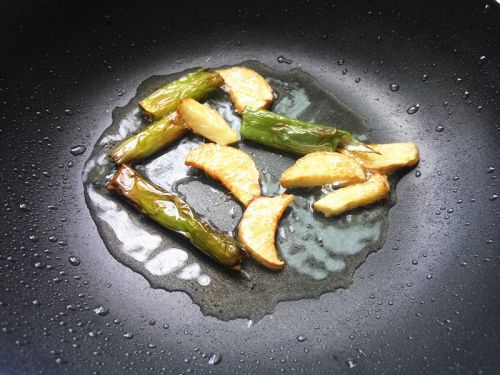 核桃仁广东家常菜,广东粤菜松子仁炒粟米