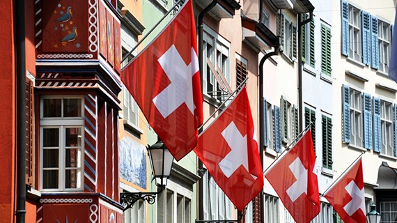 英国女王赚了多少钱,英女王避税风波